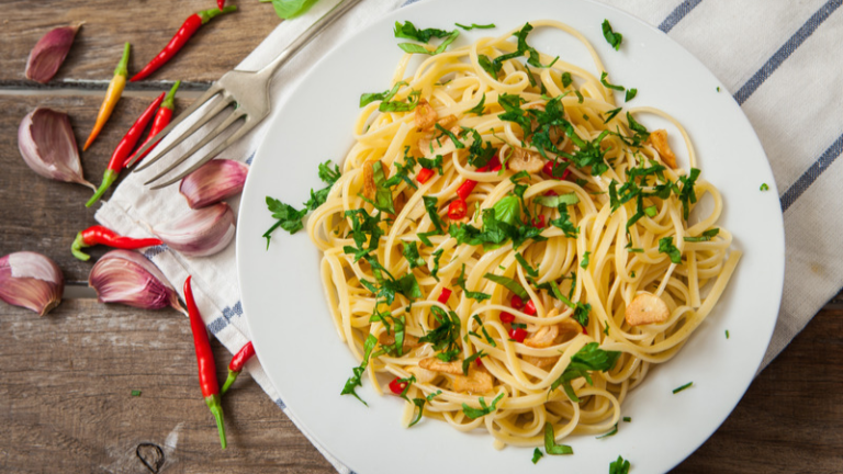 Macarrão alho e óleo: receitas que vão te salvar quando a fome bater