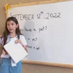 Menina de 11 anos dá aulas de inglês gratuitas para crianças carentes