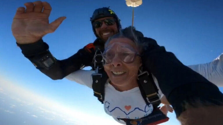 Vovó de 81 anos salta de paraquedas pela primeira vez e realiza sonho