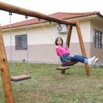 Menina de 8 anos vende pulseiras para construir parquinho em escola