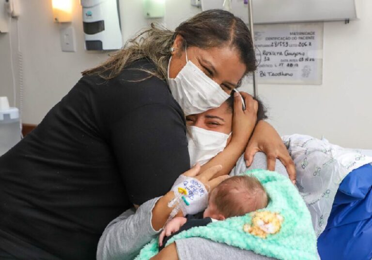 Mãe surda faz 1º parto com tradução em Libras e se emociona