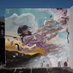 Mulher cai do céu em um enorme mural fotorrealista