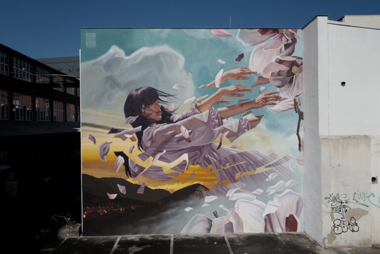 Mulher cai do céu em um enorme mural fotorrealista