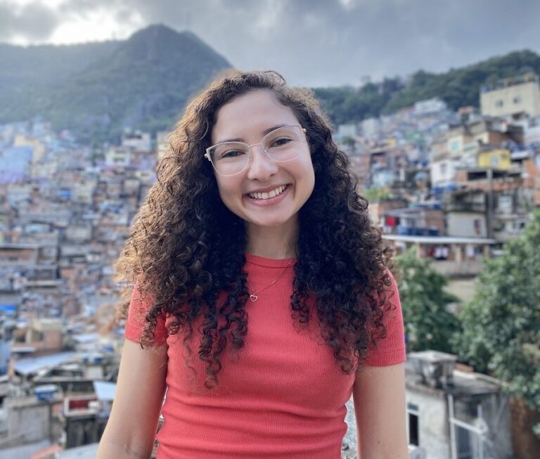Moradora da Rocinha é selecionada para dar aulas de português em universidade nos EUA