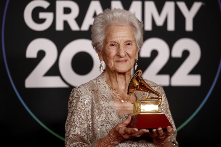 Neto grava avó cantando e ela vence Grammy Latino aos 95 anos