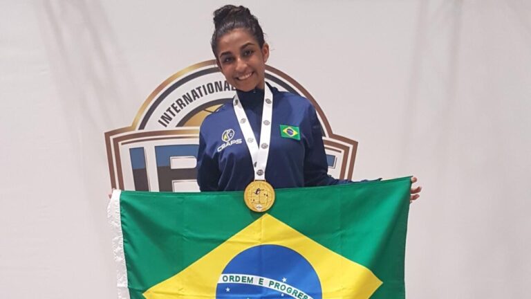Brasileira ganha 1º lugar no Campeonato Mundial de Pole Dance