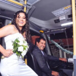 Noiva chega ao casamento de ônibus e faz homenagem linda ao pai