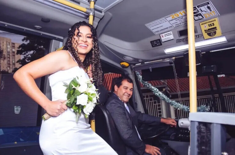Noiva chega ao casamento de ônibus e faz homenagem linda ao pai