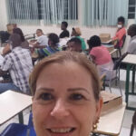 Professora ensina português de graça a imigrantes que procuram emprego no Brasil
