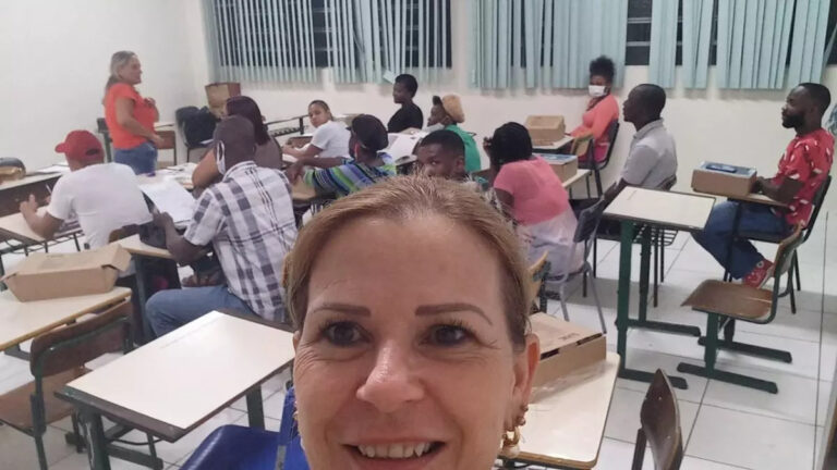 Professora ensina português de graça a imigrantes que procuram emprego no Brasil