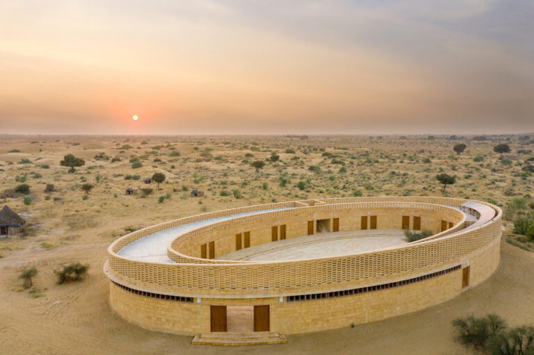 Escola no deserto indiano se mantém fresca mesmo no calor extremo