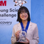 Cientista de 14 anos ganha prêmio por fones que tratam infecções de ouvido