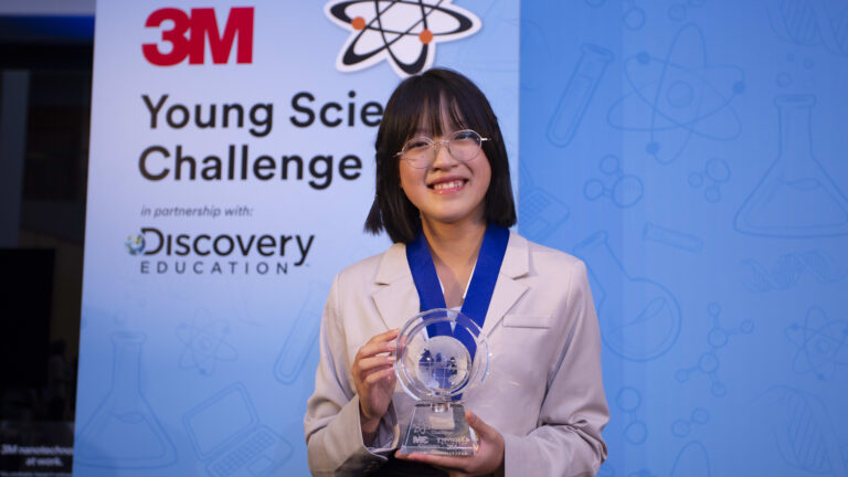 Cientista de 14 anos ganha prêmio por fones que tratam infecções de ouvido