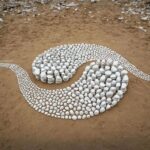 Artista instala arranjos hipnotizantes de rochas na praia