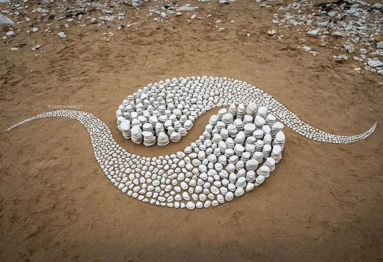Artista instala arranjos hipnotizantes de rochas na praia