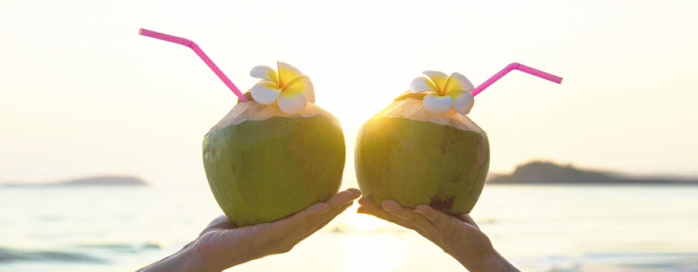 5 motivos para tomar água de coco