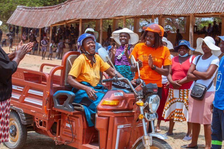 Startup fornece triciclos elétricos para mulheres no Zimbábue