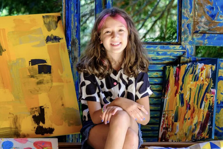 Menina de apenas 9 anos vai expor pinturas no Louvre, em Paris