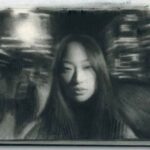 Artista preenche cadernos com retratos sonhadores