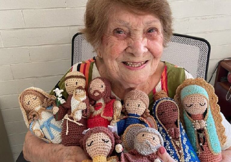 Vovó supera saudade do marido e do filho fazendo amigurumi