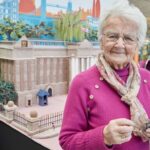 Vovó de 93 anos cria Palácio de Buckingham de 1,80m inteiro de lã
