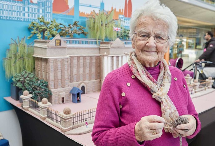 Vovó de 93 anos cria Palácio de Buckingham de 1,80m inteiro de lã