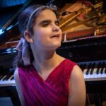 Pianista cega e autista de 13 anos é premiada em Londres
