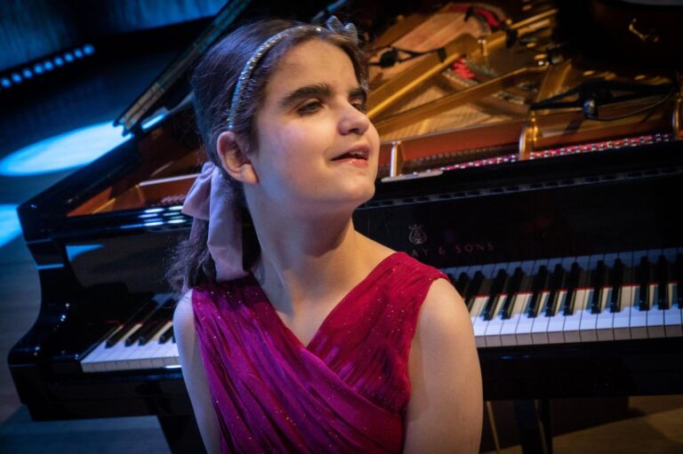 Pianista cega e autista de 13 anos é premiada em Londres