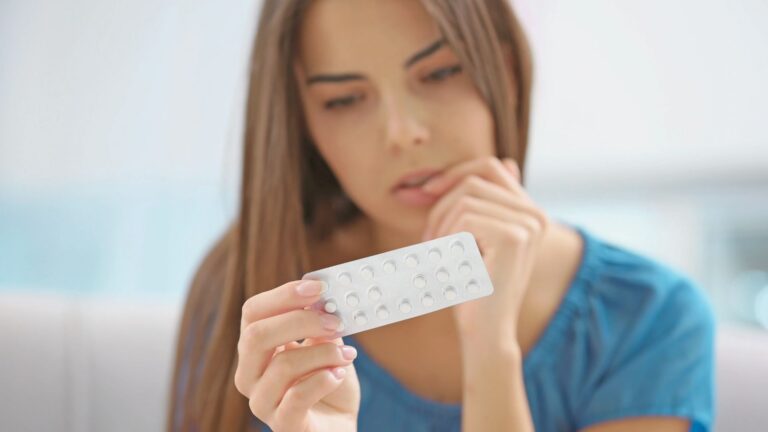 A menstruação pode descer antes de acabar o anticoncepcional?