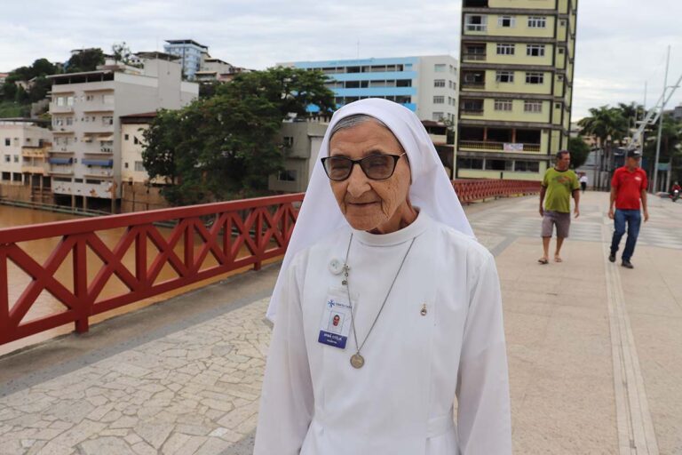 Freira de 89 anos caminha 6km todo dia para rezar por pacientes de hospital