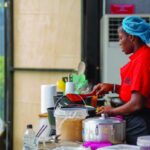 Chef nigeriana cozinha por 100 horas seguidas para superar recorde mundial