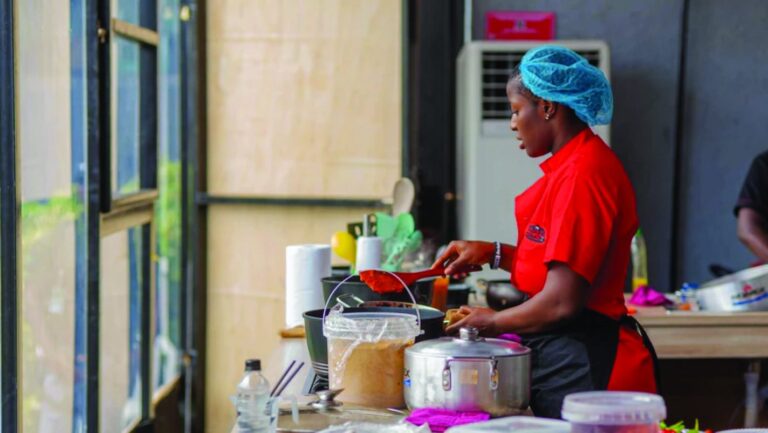 Chef nigeriana cozinha por 100 horas seguidas para superar recorde mundial