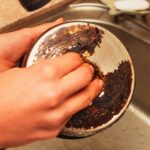 6 truques de como limpar panela queimada