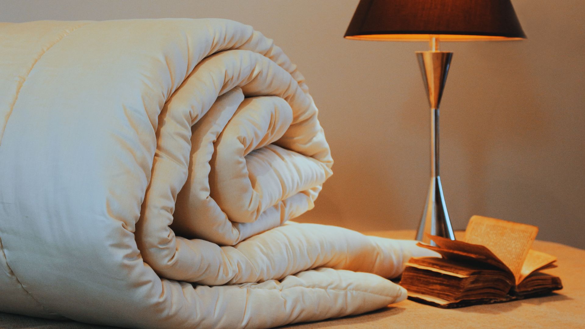 Como dobrar edredom e lençol de elástico