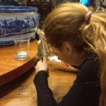 Após publicar artigo aos 10 anos, brasileira pode ir para o Guinness