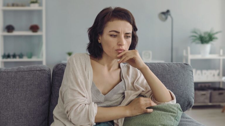 Ovulação pode causar cólica fora do período menstrual?