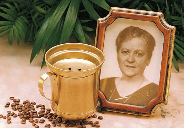 Quem foi Melitta Bentz, a mulher que inventou o filtro de café