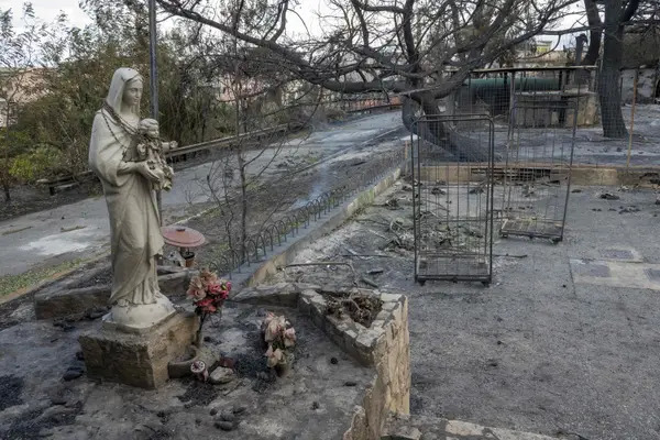 Estátua da Virgem Maria fica intacta após incêndio na Itália