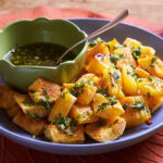 Mandioca assada com molho de coentro