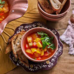Sopa reconfortante de tomate com pimentão e abobrinha à maneira Lecso