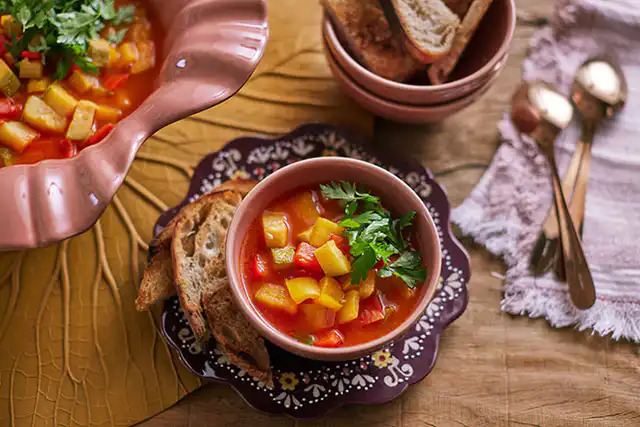 Sopa reconfortante de tomate com pimentão e abobrinha à maneira Lecso