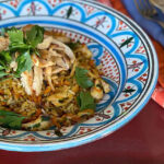 Delicioso arroz frito com frango e cenoura