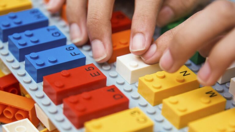 LEGO cria blocos em braille para crianças cegas e com deficiência visual