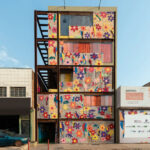 Instituto Proeza transforma prédio em obra de arte com crochê