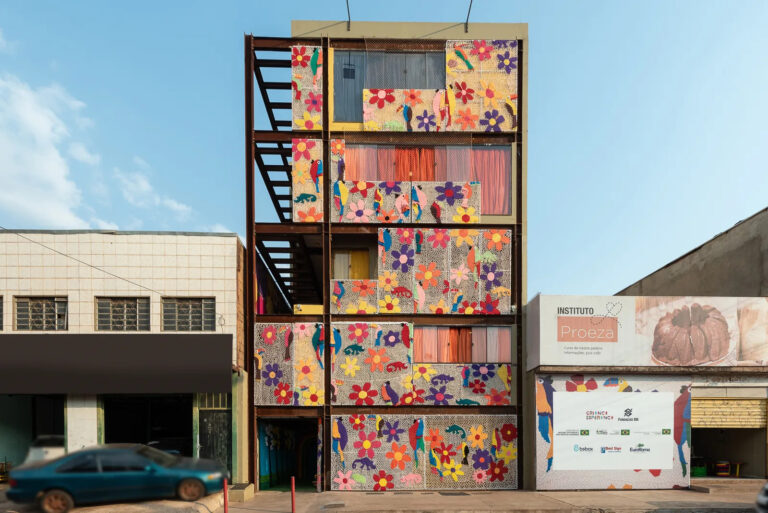 Instituto Proeza transforma prédio em obra de arte com crochê