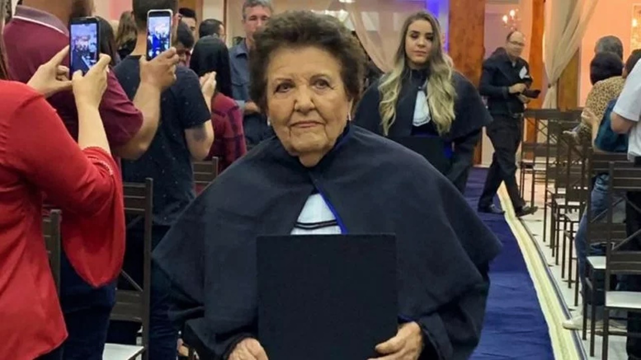 Aos 81 anos, ex-merendeira se forma em pedagogia e realiza sonho antigo