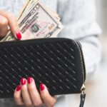 Mulher acha carteira cheia de dinheiro, procura dona e devolve