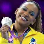Rebeca Andrade brilha com prata no Mundial de Ginástica