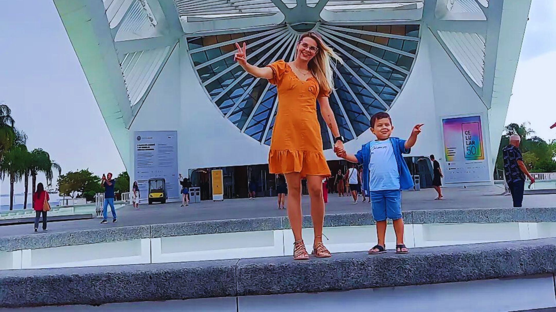 Mãe se surpreende ao descobrir que filho de 2 anos já sabe ler, escrever e falar em inglês