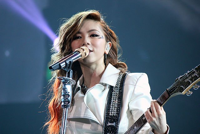 Famosa cantora pop da China se declara cristã, mesmo em meio à perseguição: “Corajosa”